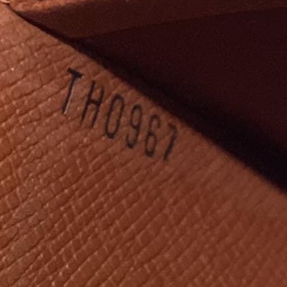 Louis Vuitton Mini Agenda - Picture 14 of 16